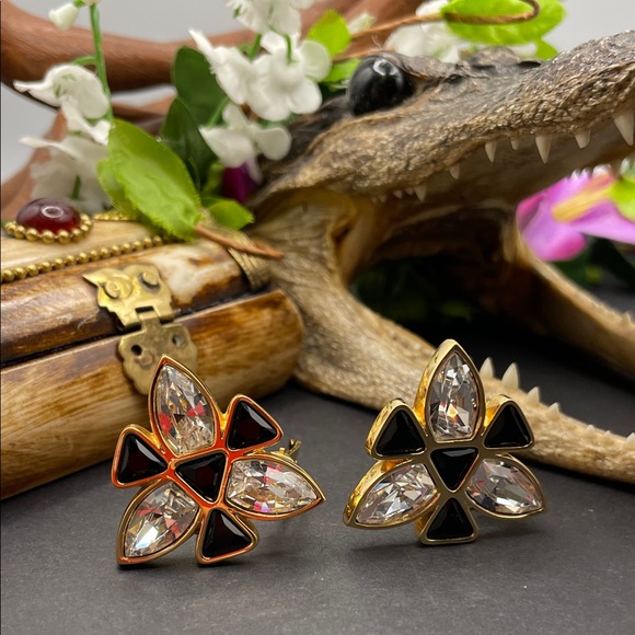 Swarovski Jewelry - Swarovski SAL clip earrings vintage 🔥
